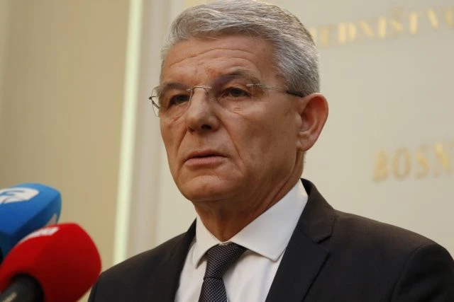 Džaferović dijeli lekcije povijesti: Armija branila Hrvatsku?!