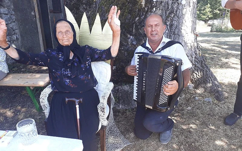 Majice, plakati, tamburaši: Ovako selo slavi 90. rođendan omiljene bake