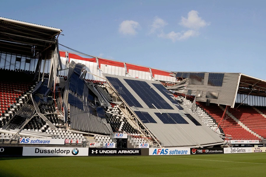 Snažan vjetar urušio dio krova na nogometnom stadionu