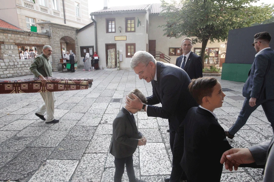 Izetbegović i Džaferović dijelili bajrambanku u Begovoj džamiji