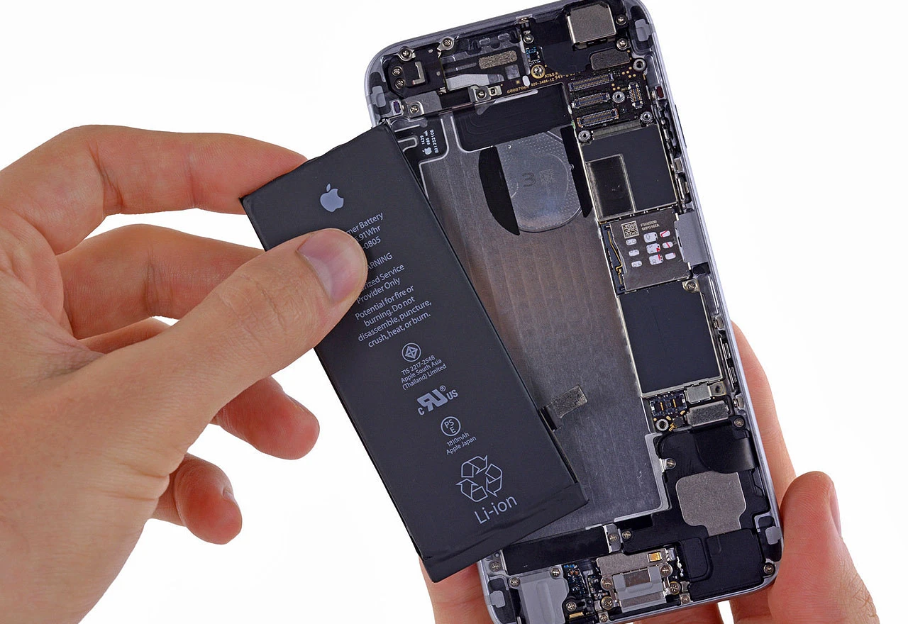 iOS upozorava ako baterija iPhonea nije zamijenjena u Appleovom servisu