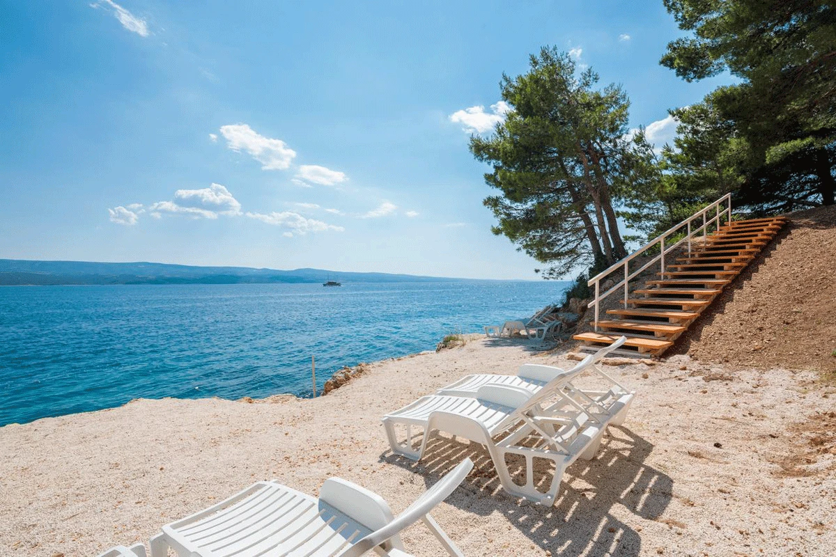 Bivša supruga Pere Gudelja poravnala stijene i ''razmjestila'' borove na plaži ispred vile u Omišu