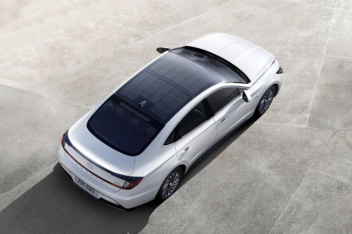 Hyundai predstavio hibridnu Sonatu sa solarnim panelima na krovu
