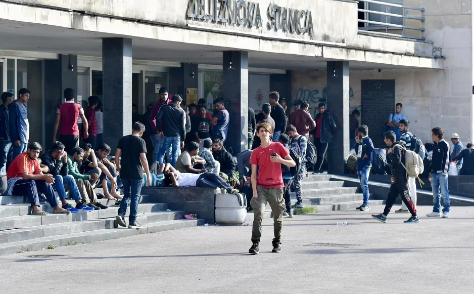 Sarajevska policija rastjeruje migrante dok čekaju vlak za Bihać