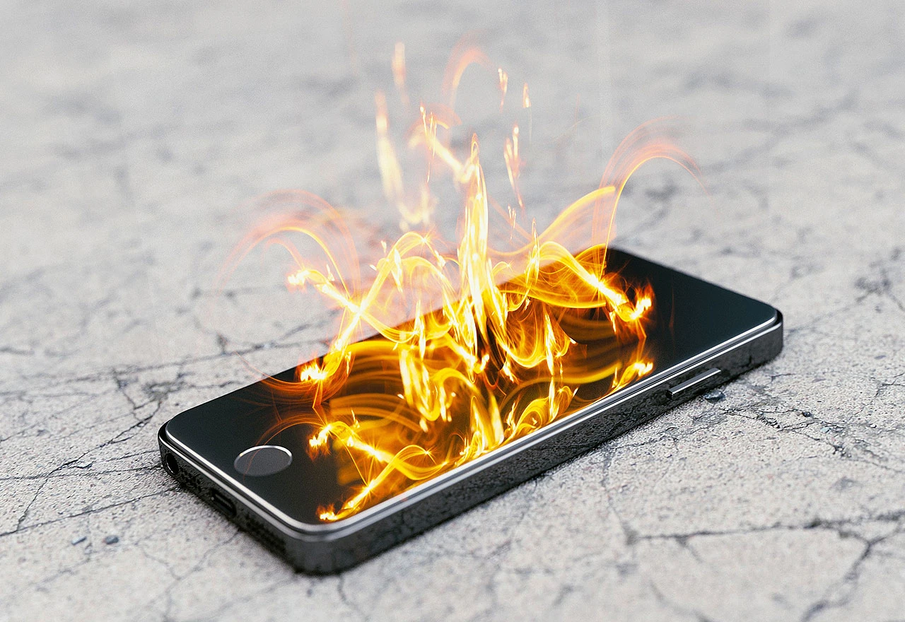 Izgorio stan zbog zapaljenog mobitela na punjaču
