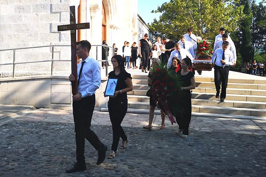 Tisuće Širokobriježana ispratilo Ivanu i Antonia na vječni počinak