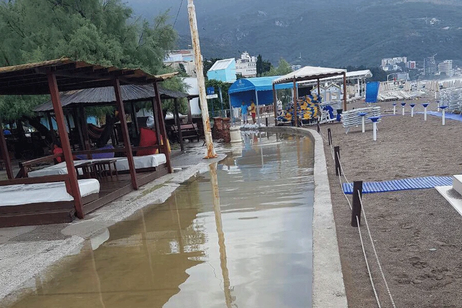 Fekalije se izlile po crnogorskoj plaži, turisti zatvoreni u hotelu