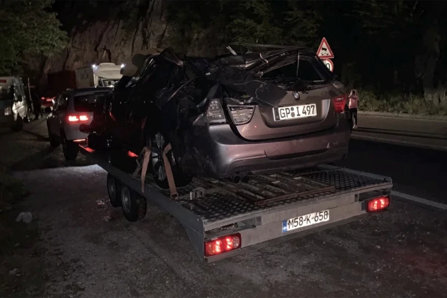 Izvlačenje BMW-a koji je sletio u jezero izazvalo veliku kolonu automobila