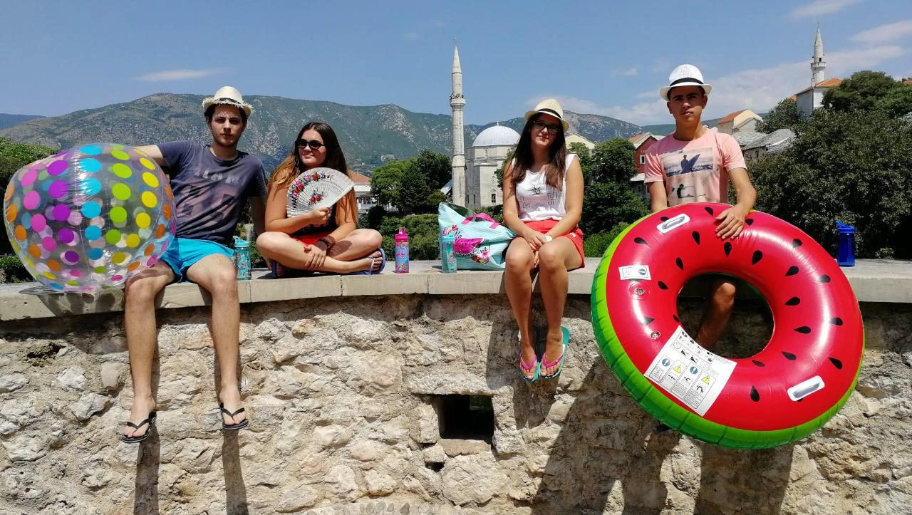 Vesela družina na ulicama bh. gradova otkrila najbliži put prema otoku ovog ljeta