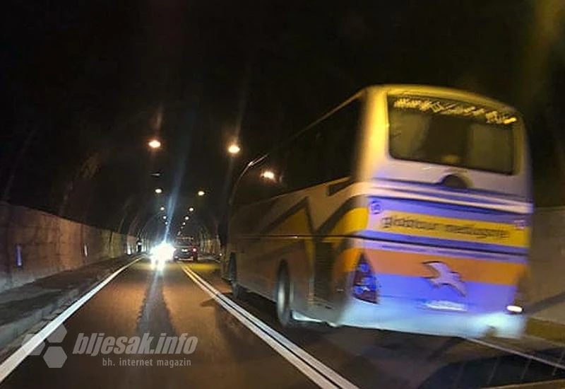 Autobus blokirao promet u jednoj traci tunela u Salakovcu