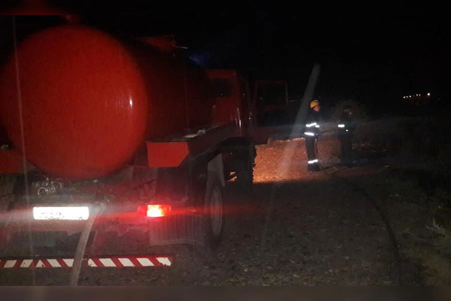 Mostar: Gorio krov kuće, otpad i trava