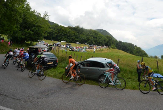Nakon vrućina u Europi, olujno nevrijeme zaustavilo promet i Tour de France