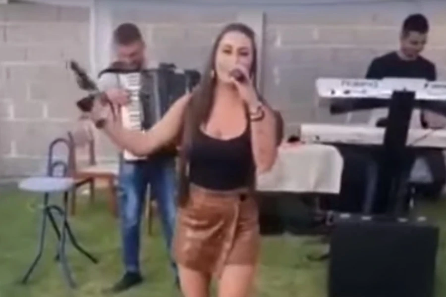 Pevaljka uz pjesmu izvadila pištolj pa zapucala