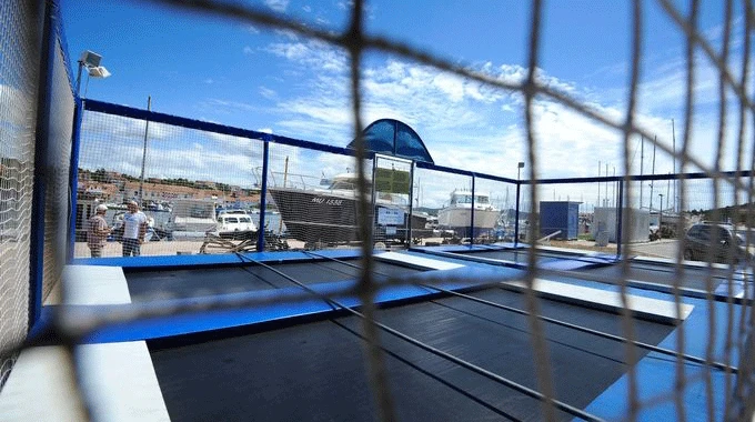 Mladić preminuo na trampolinu