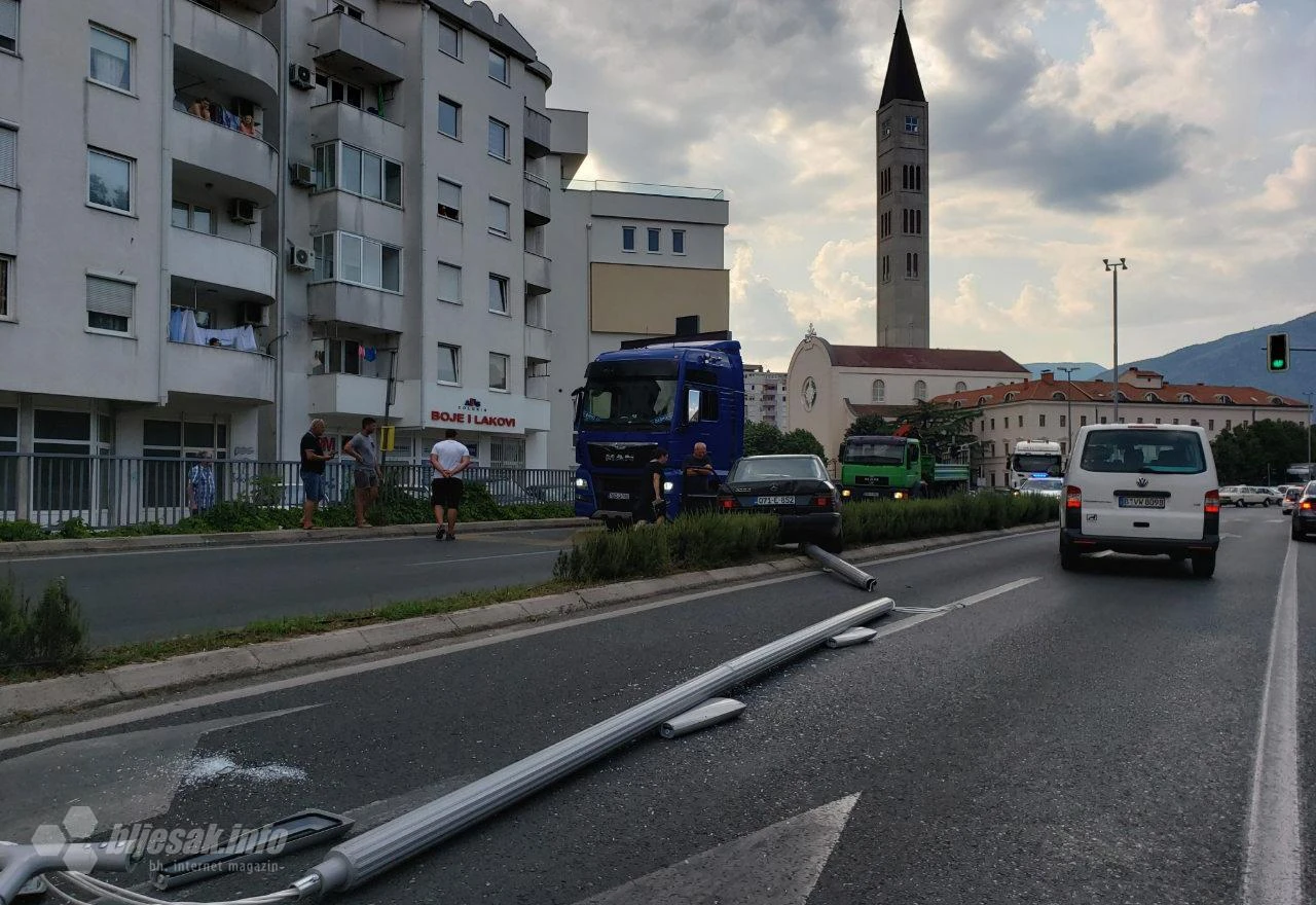Mostar: Automobilom ''pokosio'' banderu