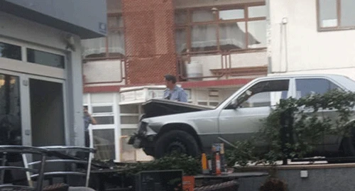 Čitluk: Zabio se Mercedesom u kafić