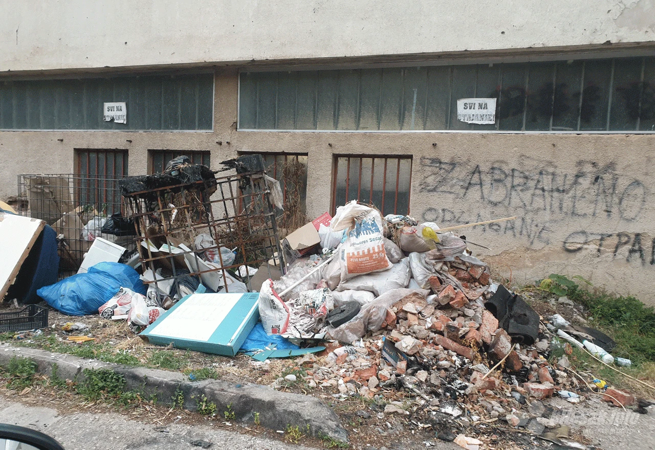Sve vrste otpada u mostarskoj ulici