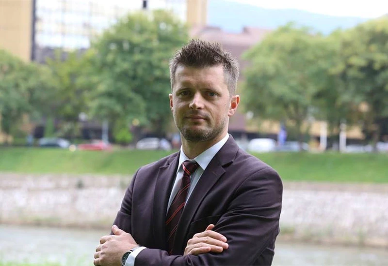 Zastupnik SDA traži da maturanti uče o ratovanju