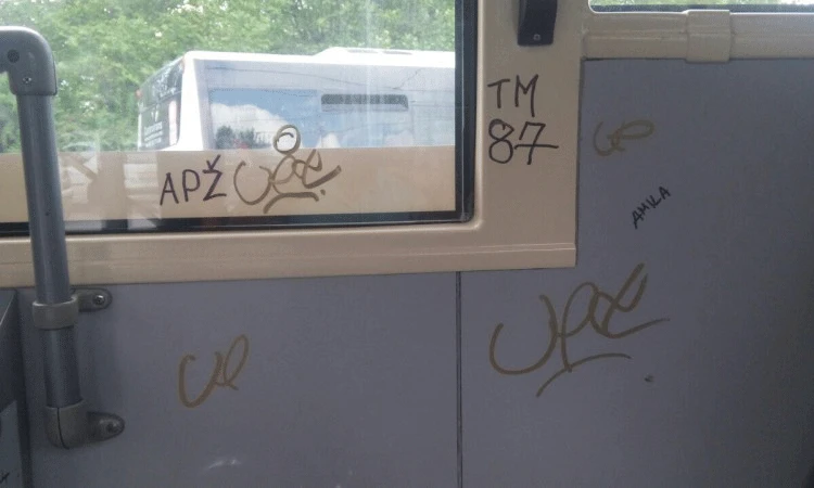Dugo je izdržao: Novi trolejbus ispisan grafitima