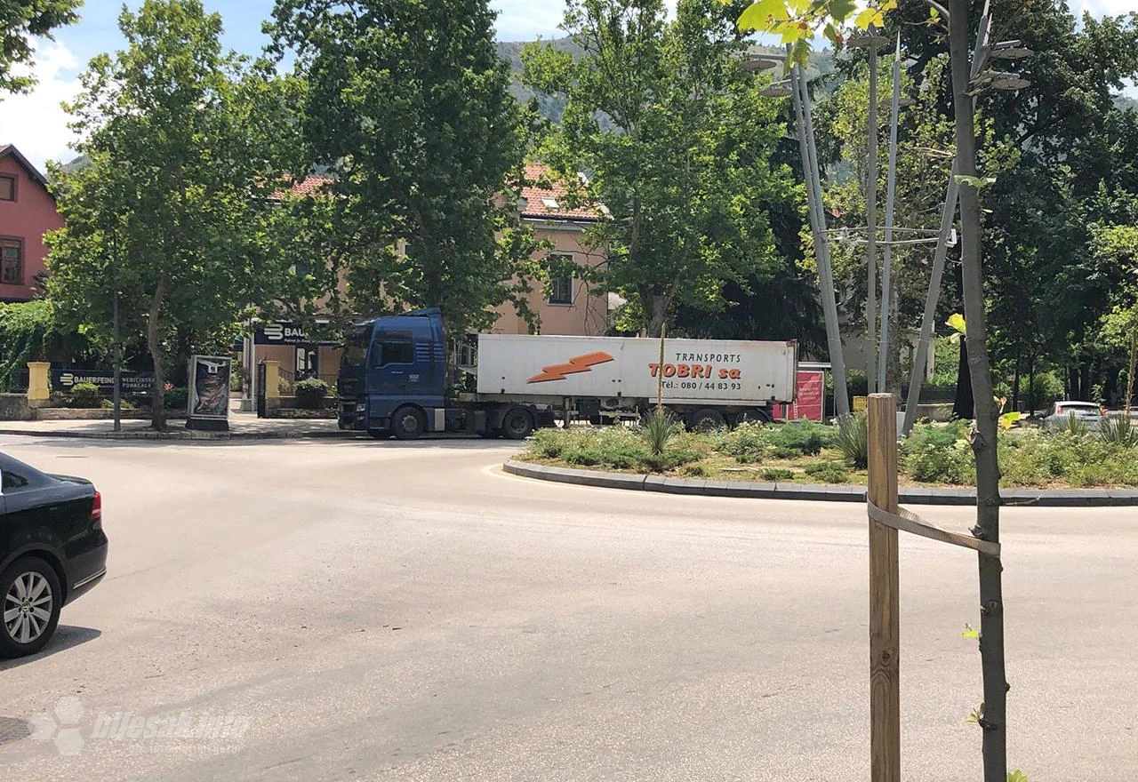 U naletu kamiona na Rondou ozljeđen muškarac 