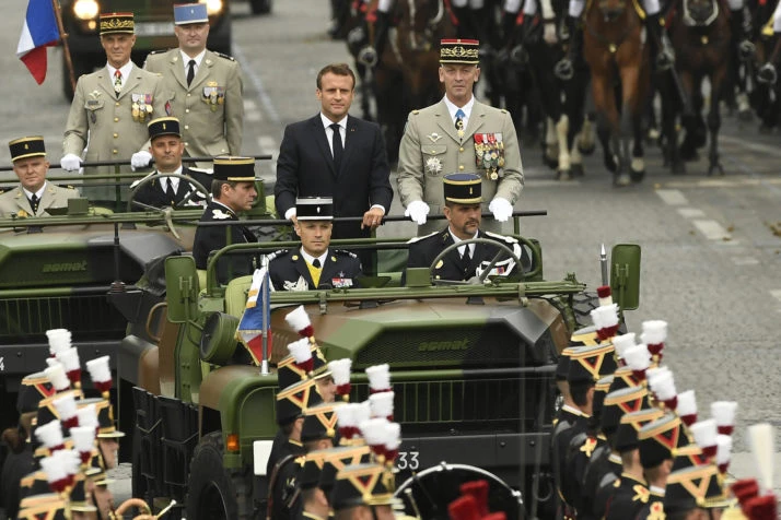 Macron na čelu vojne parade na Champs-Elyseesu