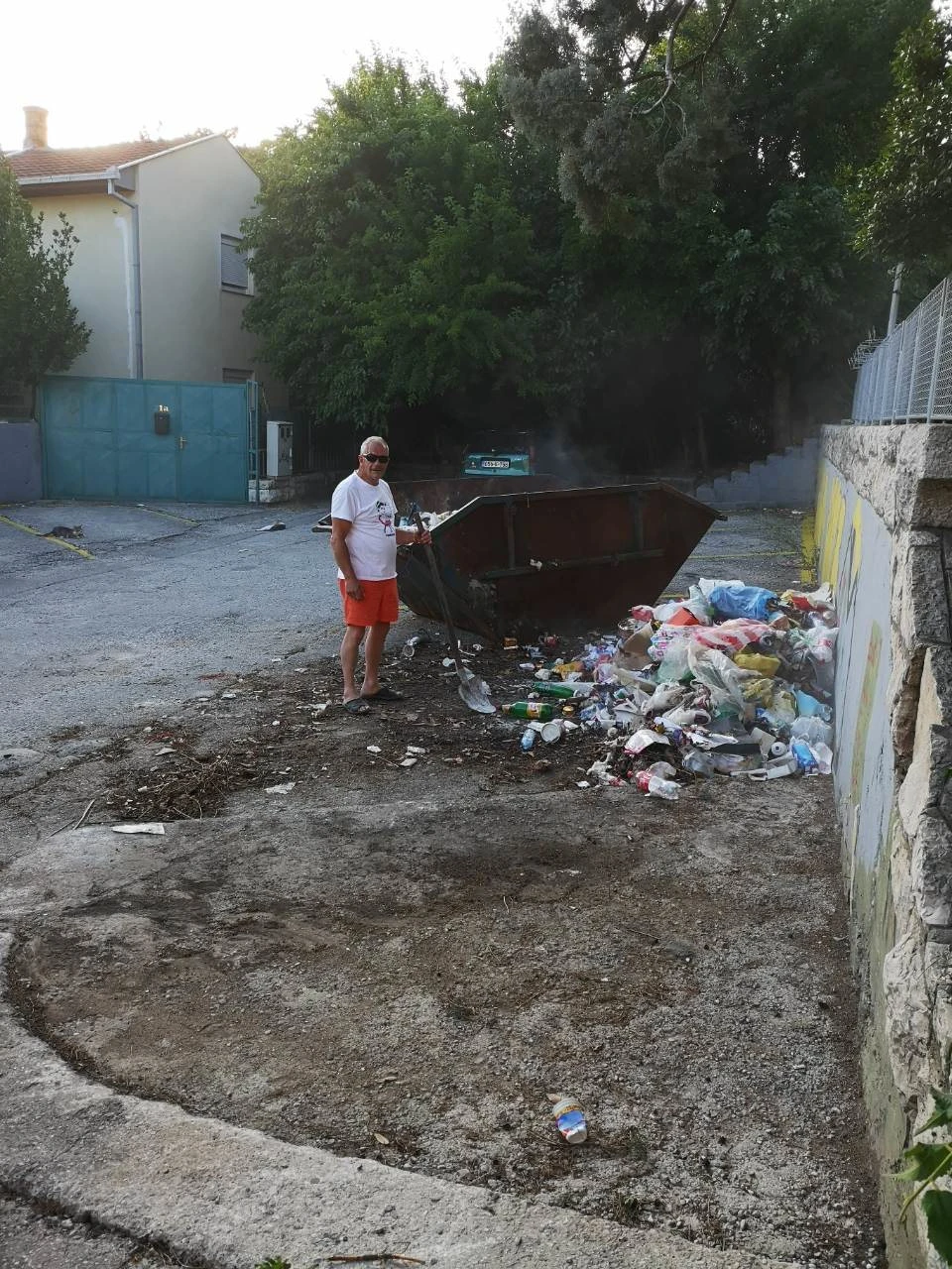 Norvežanin na godišnjem u Mostaru čistio kontejnere u kvartu