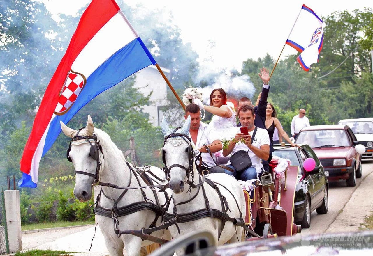 Široki Brijeg: Mladenci kočijom stigli na vjenčanje