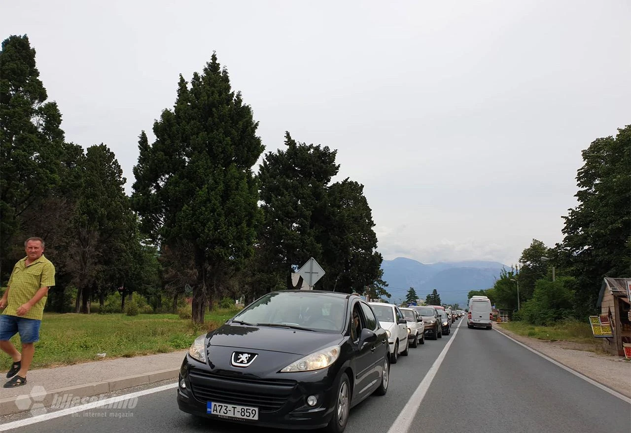 Velika kolona zbog sudara više automobila u Vrapčićima