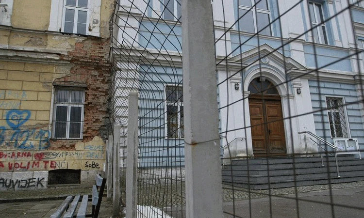 Dvije strane priče: Zašto je zapravo srušena ograda između škola u Travniku?