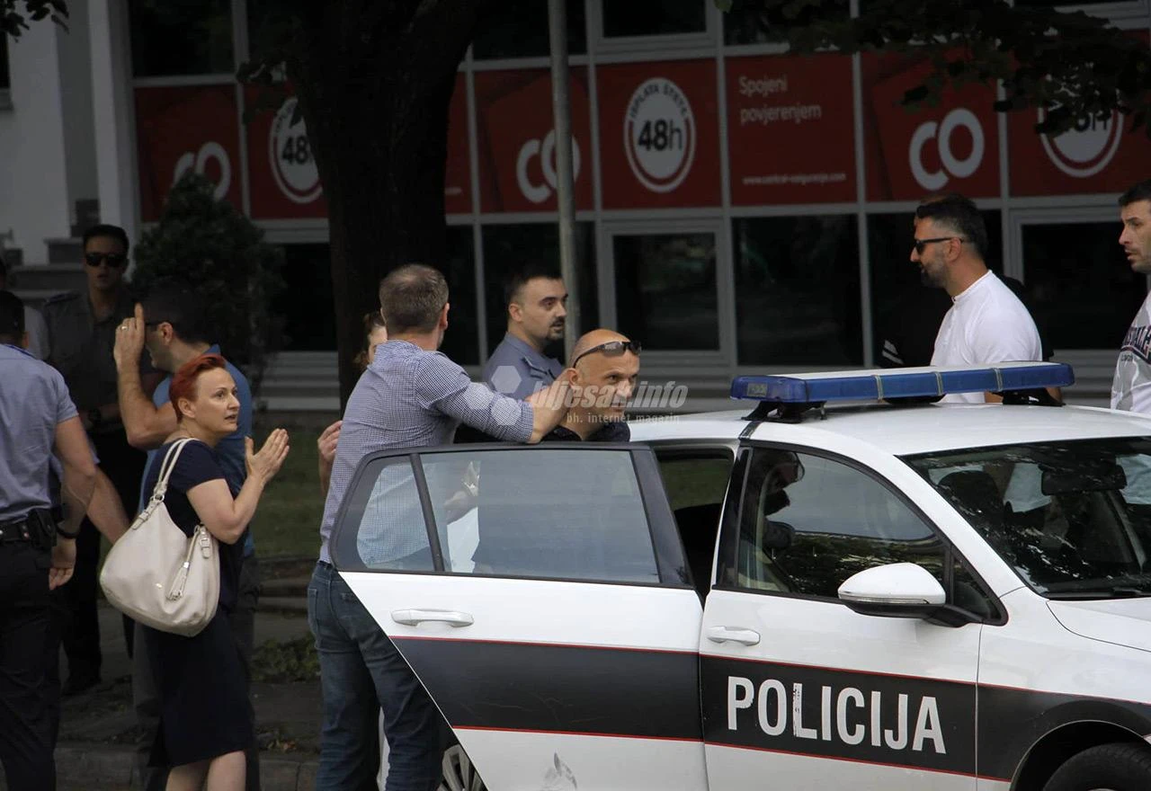 VIDEO | Uhićenja pred HDZ-om, radnici gađali Čovićev automobil