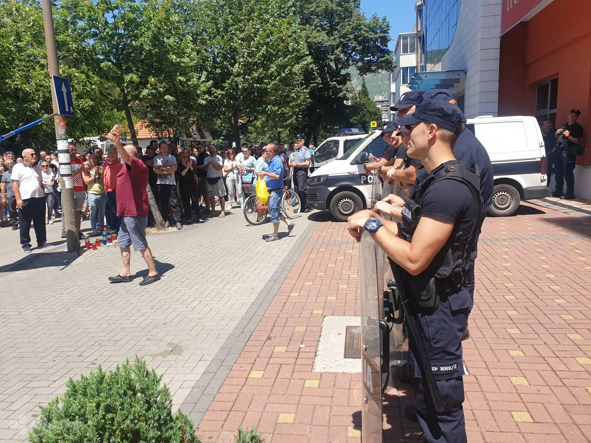 Svijeće, povici lopove i ponosna Hercegovina: Prosvjed pred zgradom HDZ-a