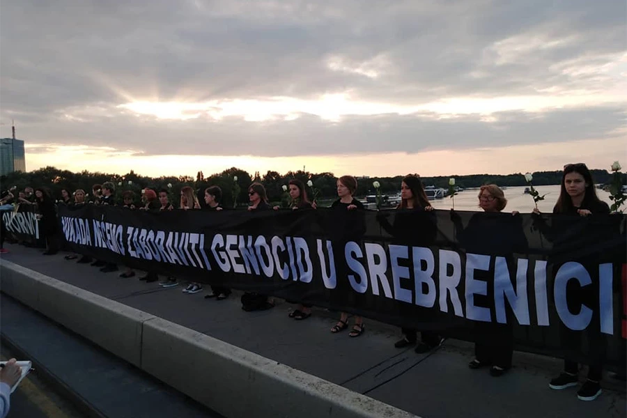 Transparent u Beogradu: Nikada nećemo zaboraviti genocid u Srebrenici