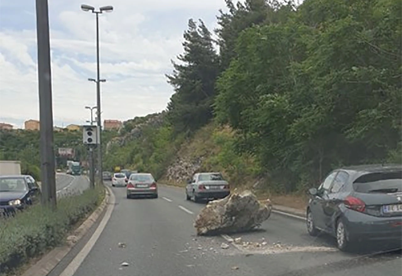 Ogromna stijena na prometnici u Mahali