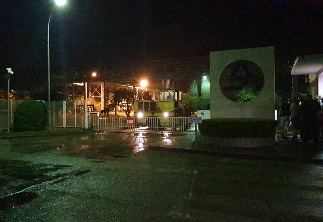Radnici Aluminija se povlače u tvornicu