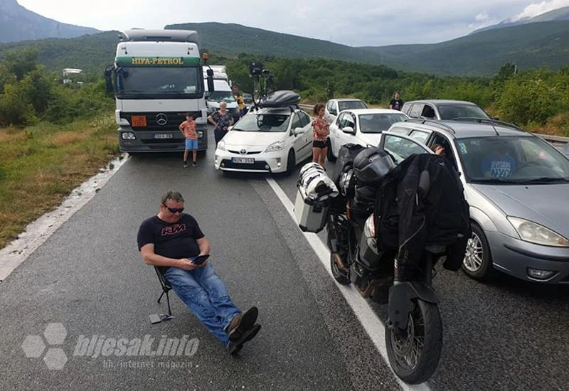 Dok radnici Aluminija prosvjeduju, ovaj engleski bajker ''kulira'' na M-17
