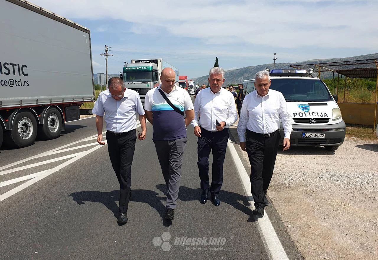 Ovo su zadnji sati: Aluminij se gasi, radnici na cesti