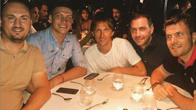 Zovem se Luka: Modrić s Jovićem i prijateljima na večeri