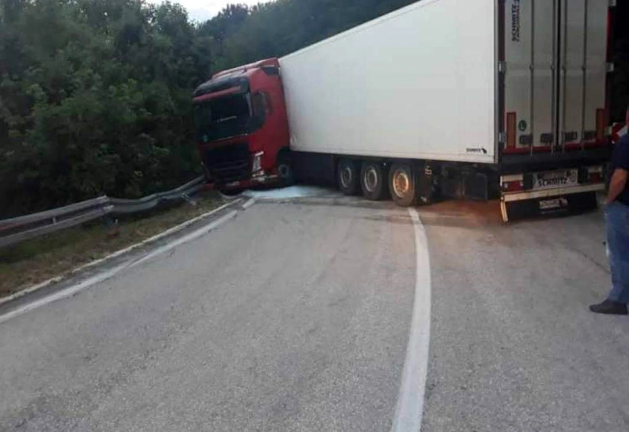 Zbog popriječenog šlepera zaustavljen promet na M-16