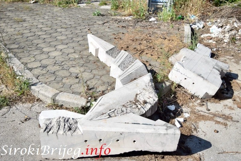 Široki Brijeg: Skulptura akademskog kipara uništena i bačena na odlagalište otpada