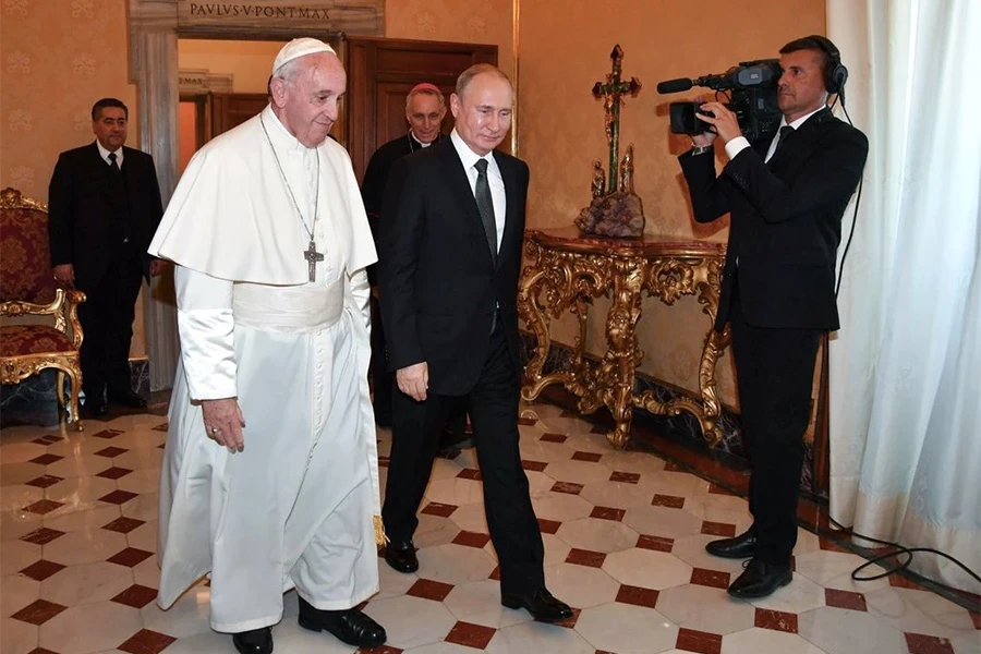 VIDEO | Putin s crnom limuzinom ušao na Trg Svetog Petra