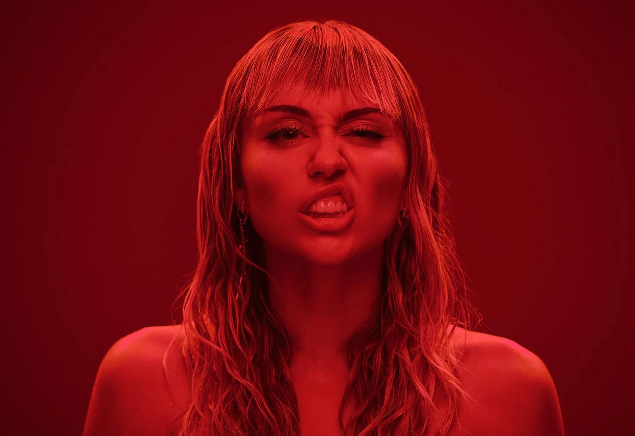 Nova pjesma Miley Cyrus: Čudan detalj na crvenom kombinezonu