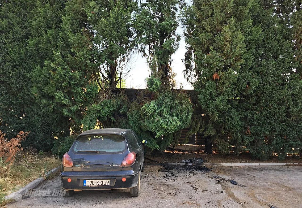 Čapljina: Dva automobila oštećena u požaru