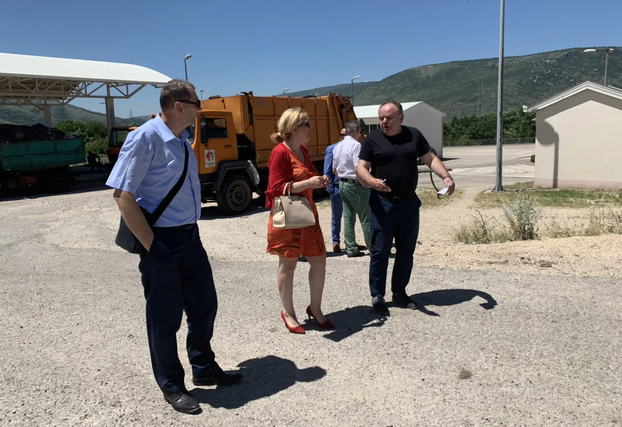 Kvar na deponiji: S mostarskih ulica odvezena samo trećina smeća