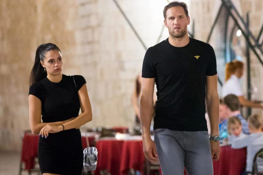 Uhvatili ih paparazzi: Bojan Bogdanović s djevojkom prošetao Stradunom