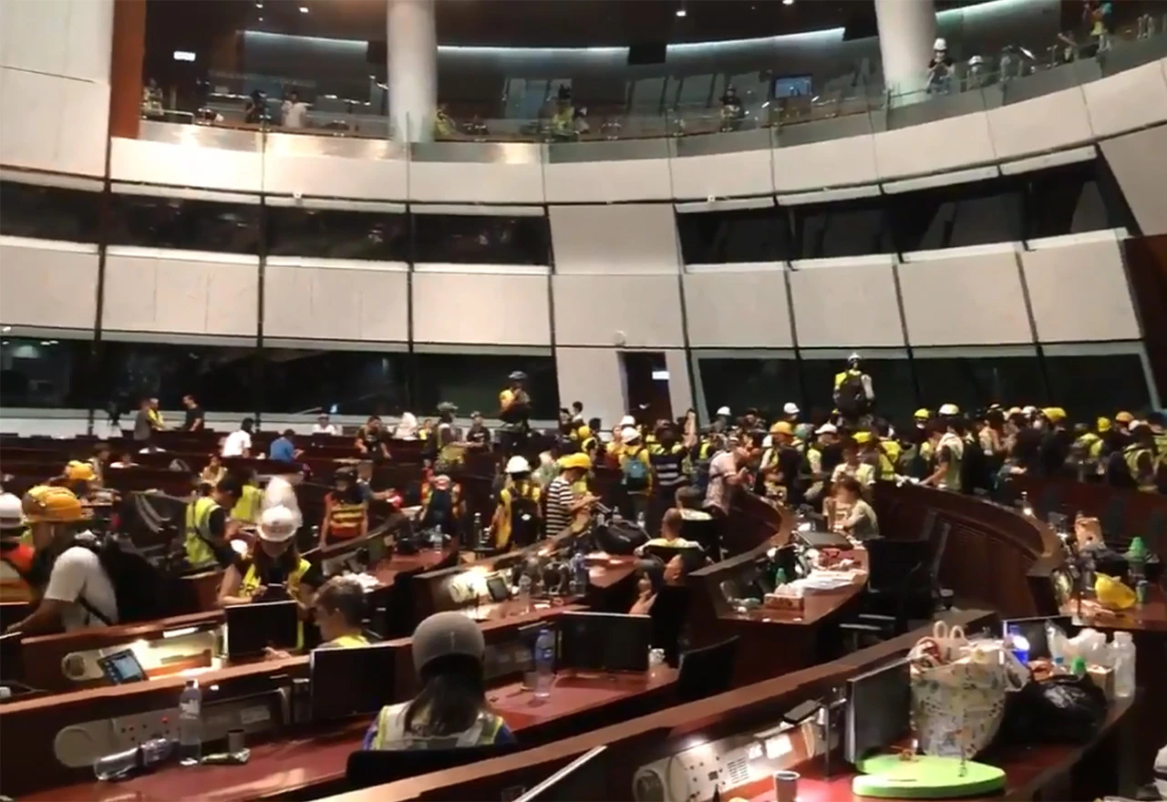 Hong Kong: Tisuće demonstranata upalo u zgradu Parlamenta 