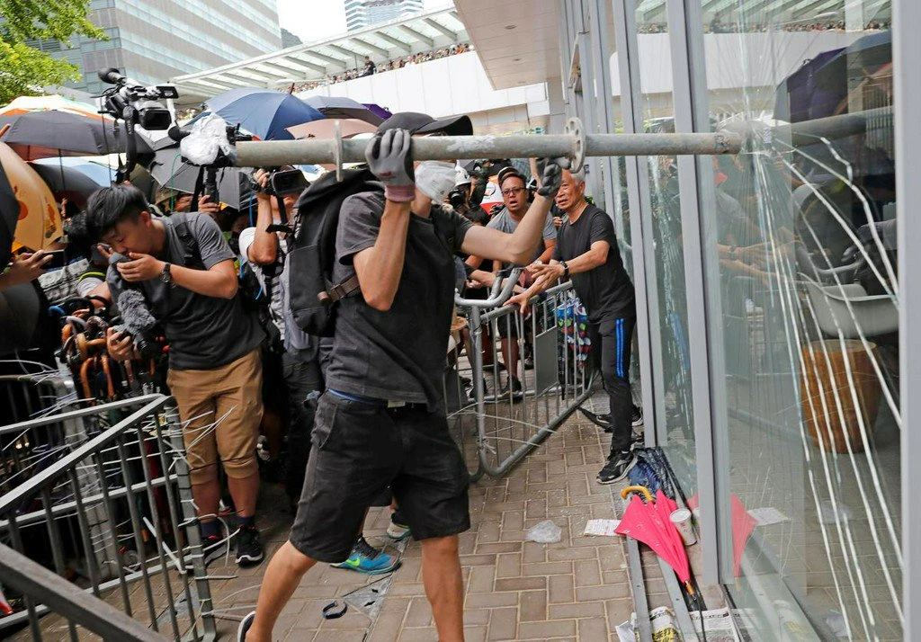 Hong Kong: Policija bacila suzavac, prosvjednici odgovorili 'nepoznatom tekućinom'
