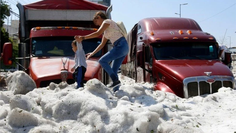 VIDEO: Grad u Meksiku okovan ledom unatoč temperaturi od 30 stupnjeva