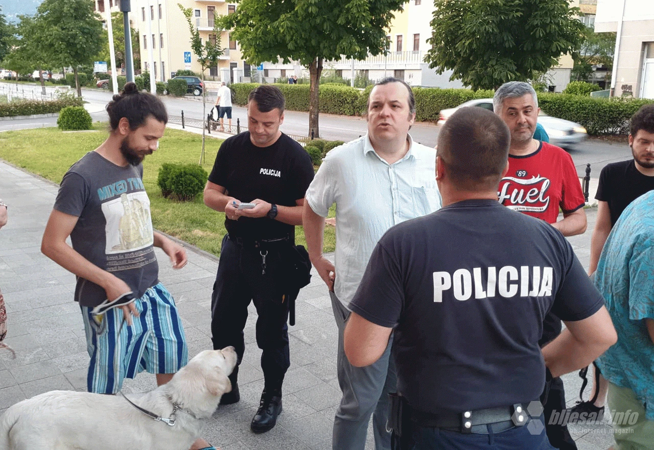 Mostarac opet ostavio smeće ispred Vijećnice: Zaradio prekršajni nalog