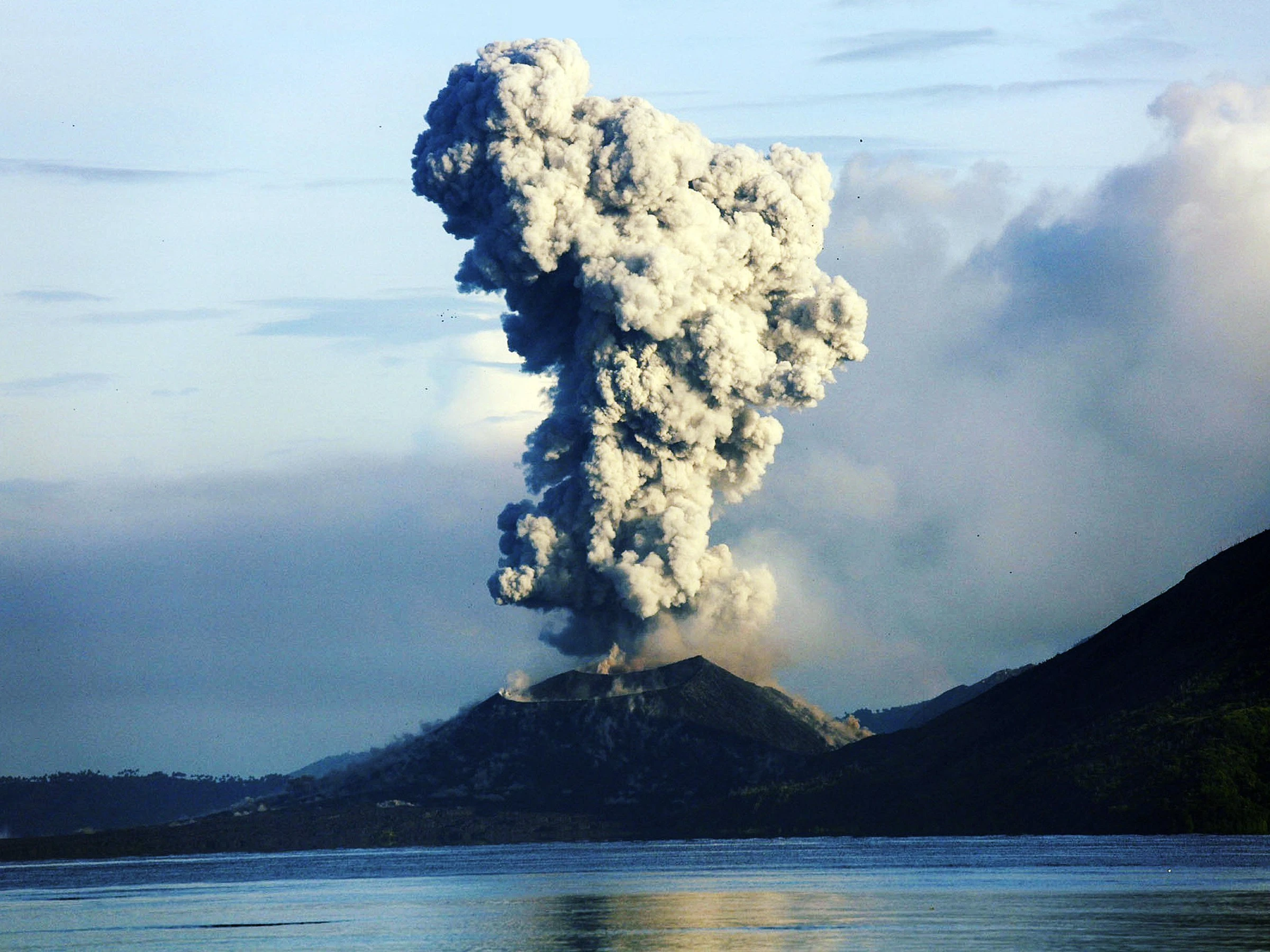 15 000 ljudi pobjeglo pred vulkanskom erupcijom