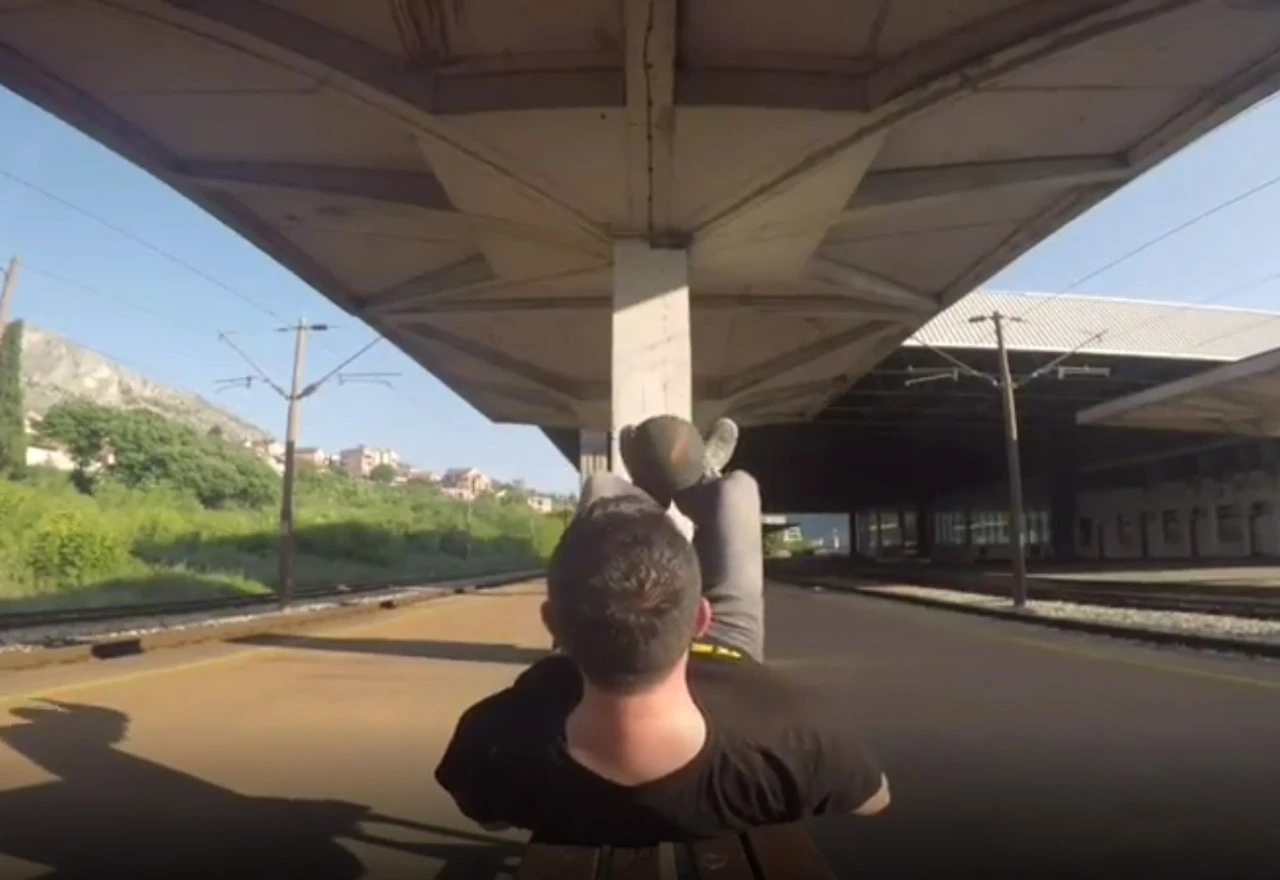 VIDEO | Kako se u Mostaru čeka vlak